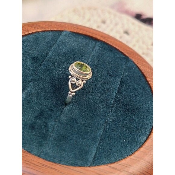 Sterling Silver Peridot Ring 925 Size 6 Oval Green Gem Vintage Leaf Band Gift - Picture 3 of 6